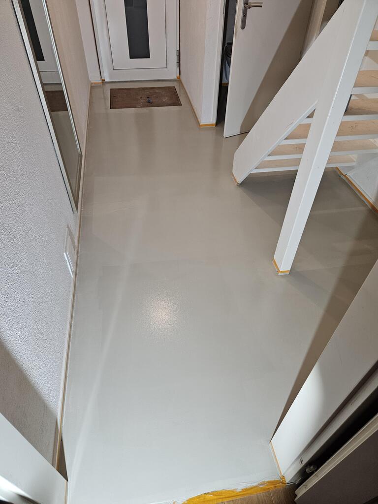 Halle mit einem nahtlosen Epoxidharzboden in einem Grauton