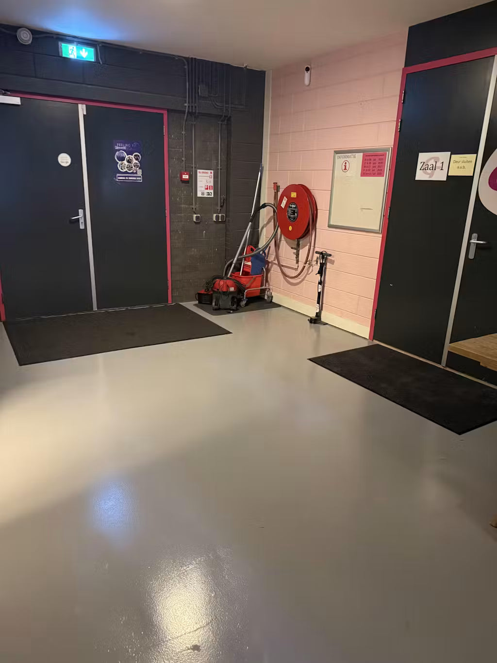 Gang in einer Gewerbeimmobilie mit einem grauen Epoxidharzboden in Pro RAL 7046